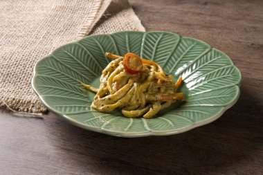 pupunha palm kalp spagetti ile Beşamel sos, shitake ve ikramederse sebze