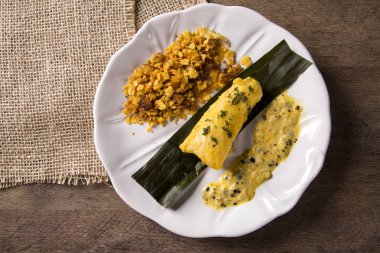 Kızarmış Balık farofa ve tutku meyve sosu - geleneksel Amazon çanak - Filhote caboclo ile.