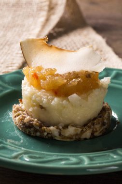 Lezzetli kek taze ananas jöle, gevrek Hindistan cevizi, kestane ve tarihleri.