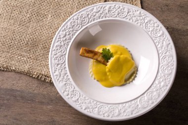 Lor peynirli kabak soslu mantı dolma