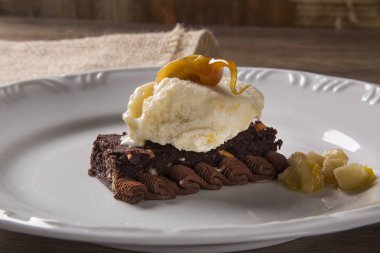 Vegan tatlı. Çikolata pasta ve vegan dondurma