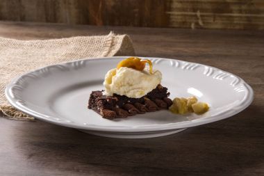 Vegan tatlı. Çikolata pasta ve vegan dondurma