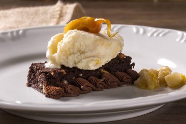 Vegan tatlı. Çikolata pasta ve vegan dondurma
