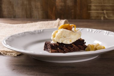 Vegan tatlı. Çikolata pasta ve vegan dondurma