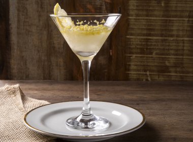 Ahşap arka plan üzerinde limon sorbe