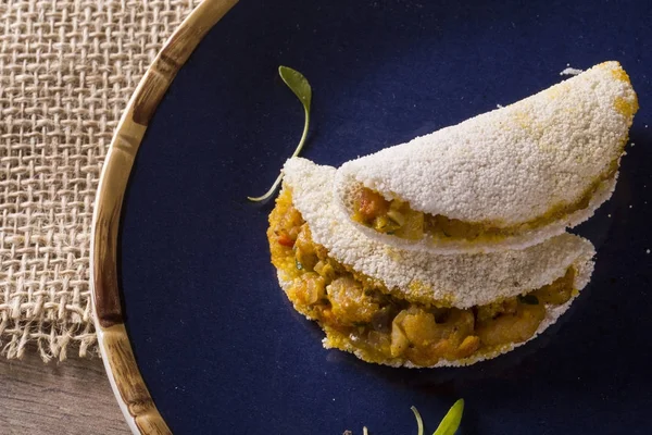 Lezzetli Tapioca, Brezilyalı atıştırmak manyok un ve karides, manyok mavi tabakta ile yapılan