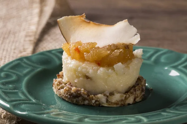 Lezzetli kek taze ananas jöle, gevrek Hindistan cevizi, kestane ve tarihleri.