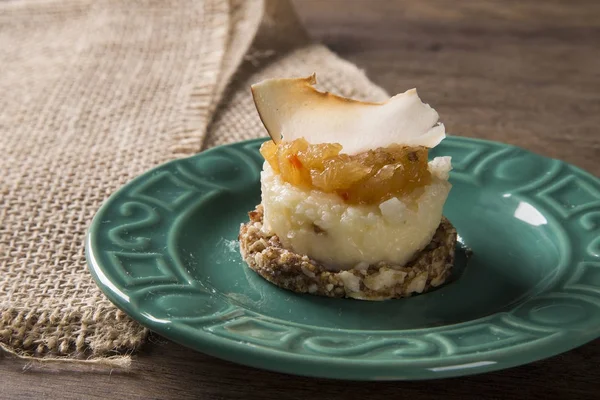 Lezzetli kek taze ananas jöle, gevrek Hindistan cevizi, kestane ve tarihleri.