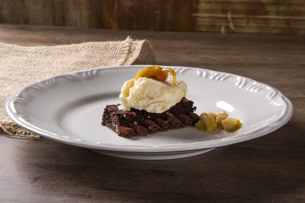 Vegan tatlı. Çikolata pasta ve vegan dondurma