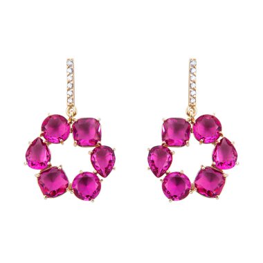 Beyaz arka plan üzerinde izole değerli taş altın küpe