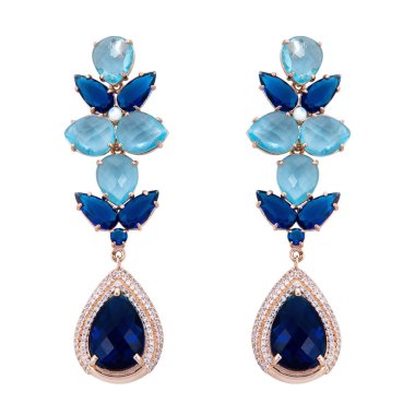 Beyaz arka plan üzerinde izole değerli taş altın küpe