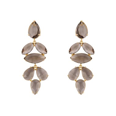 Beyaz arka plan üzerinde izole değerli taş altın küpe