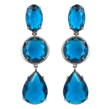 Beyaz arka plan üzerinde izole değerli taş altın küpe