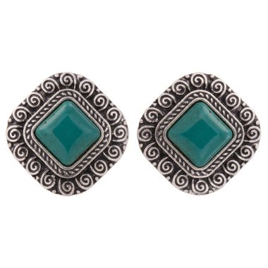 Beyaz arka plan üzerinde izole değerli taş altın küpe