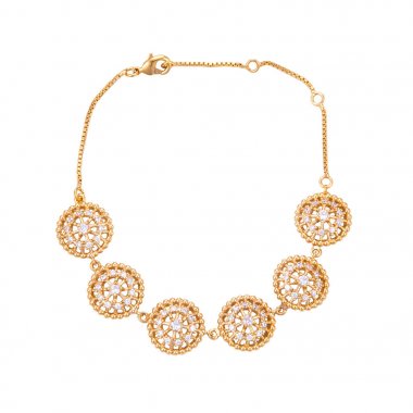 elmas beyaz zemin üzerine altın bilezik