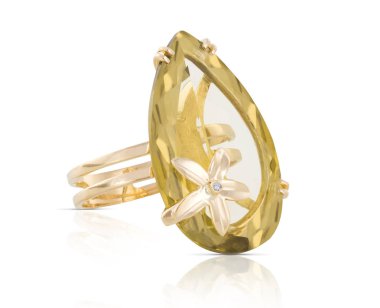 Beyaz izole altın pırlanta yüzük