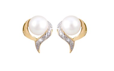 Çift altın elmas ve inci küpe beyaz arkasında izole