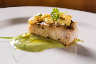 deniz levreği kişniş emülsiyon ve kaju confit ile