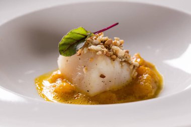 Kavrulmuş cod, morina pişmiş kabak ile