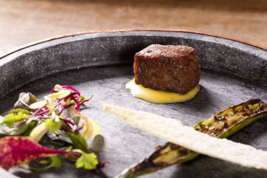 Kişniş fileminyonları ile kurutulmuş sığır eti ızgara bamya ve ev yapımı ch