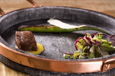 Kişniş fileminyonları ile kurutulmuş sığır eti ızgara bamya ve ev yapımı ch