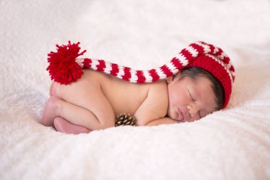 Yeni doğmuş bir Brezilyalı bebek görüntüsünü bir battaniyeye uyku kıvrılmış