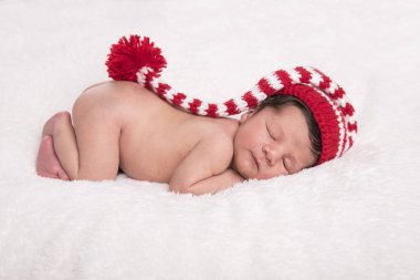 Yeni doğmuş bir Brezilyalı bebek görüntüsünü bir battaniyeye uyku kıvrılmış