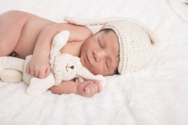 Yeni doğmuş bir Brezilyalı bebek görüntüsünü bir battaniyeye uyku kıvrılmış