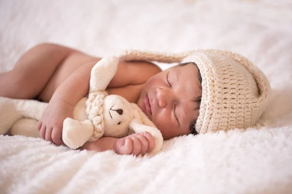 Image of a newborn brazilian baby curled sleeping in a blanket — Stock Photo, Image