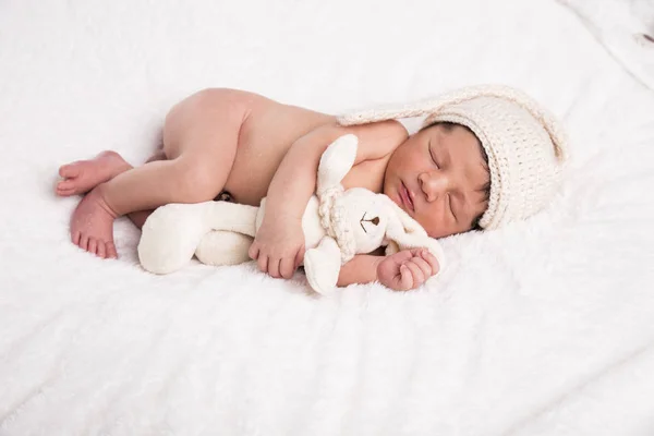 Image of a newborn brazilian baby curled sleeping in a blanket — Stock Photo, Image