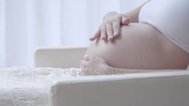 Güzel Hamile Kadın Krem Rengi Göbeğini Ovalıyor — Stok video