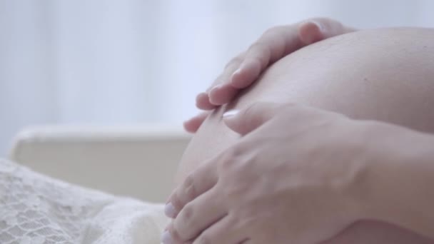 Nahaufnahme Einer Schwangeren Frau Die Ihren Bauch Streichelt — Stockvideo