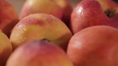 Tatlı taze kuru soğan dolly-shot eski ahşap üzerinde doğal ışık 