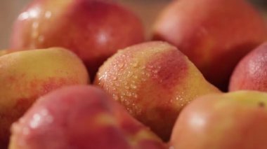 Tatlı taze kuru soğan dolly-shot eski ahşap üzerinde doğal ışık 