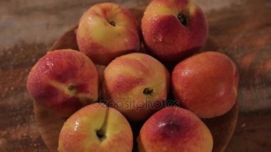 Tatlı taze kuru soğan dolly-shot eski ahşap üzerinde doğal ışık 