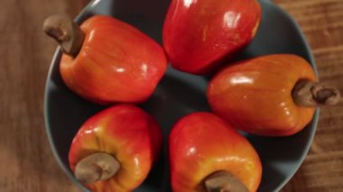 Eski ahşap tatlı taze kaju meyve rotasyon 