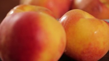 Tatlı taze kuru soğan dolly-shot eski ahşap üzerinde doğal ışık 