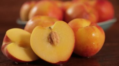 Tatlı taze kuru soğan dolly-shot eski ahşap üzerinde doğal ışık 