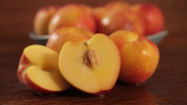 Tatlı taze kuru soğan dolly-shot eski ahşap üzerinde doğal ışık 