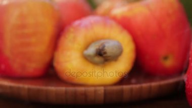 Eski ahşap tatlı taze kaju meyve rotasyon 