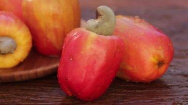 Eski ahşap tatlı taze kaju meyve rotasyon 