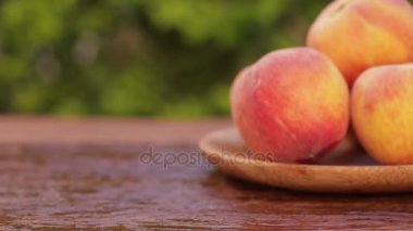 Tatlı taze kuru soğan dolly-shot eski ahşap üzerinde doğal ışık 