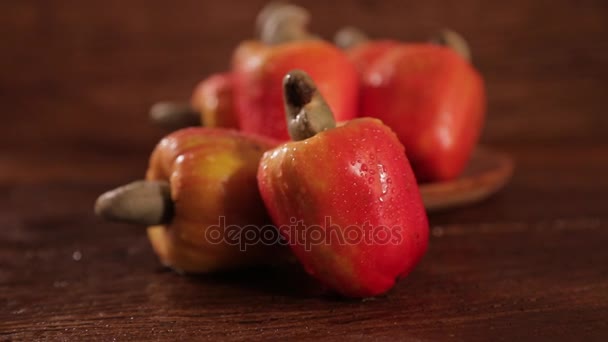 古い木材に甘い新鮮なカシュー フルーツ回転 — ストック動画