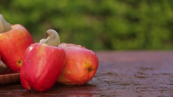 Γλυκό Ανακαρδιοειδών Φρέσκα Φρούτα Περιστροφής Παλιό Ξύλο — Αρχείο Βίντεο