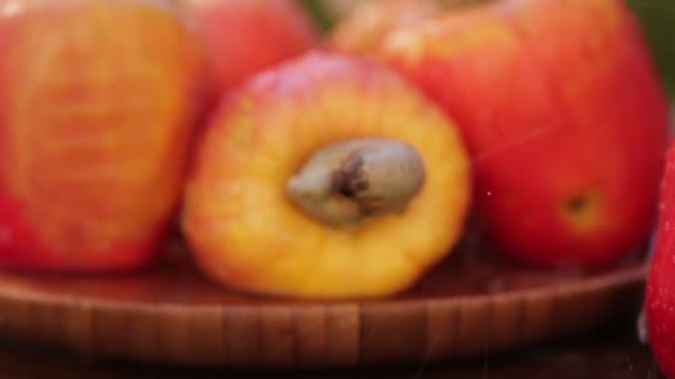 Γλυκό Ανακαρδιοειδών Φρέσκα Φρούτα Περιστροφής Παλιό Ξύλο — Αρχείο Βίντεο