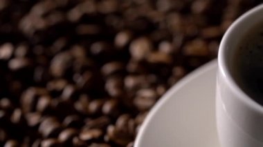 Cezve kahve çekirdekleri tarafından çevrili beyaz fincan kahve dökme.