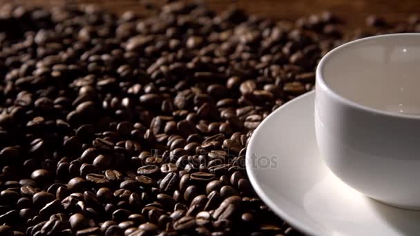 Наливание Кофе Кофейника Белой Чашке Окружении Кофейных Зерен — стоковое видео