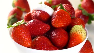 Ağır çekimde çilek üzerinde düşen Chantilly 