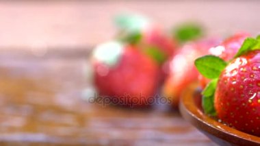 Çilek ile su püskürtme ahşap tahta üzerinde. Yavaş Süper atış