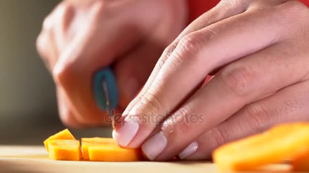 Mani Una Donna Con Coltello Tagliare Una Carota Con Coltello — Video Stock